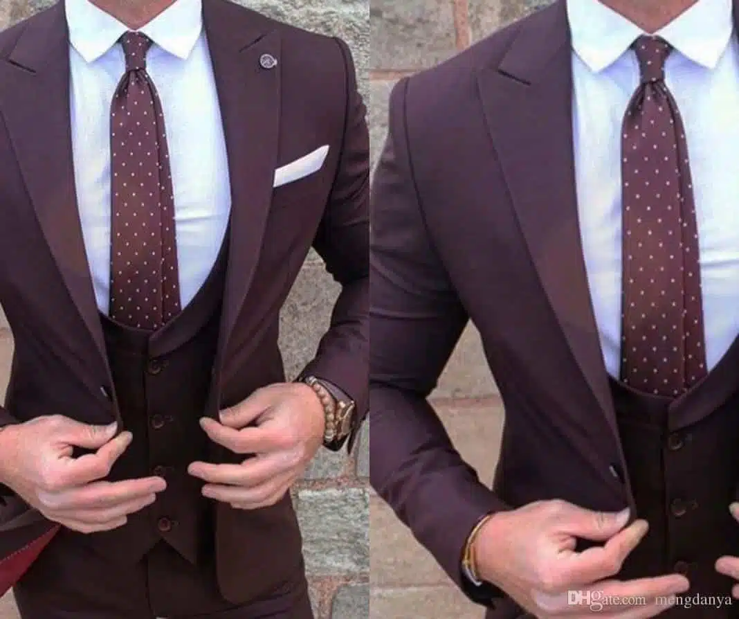 porter un blazer bordeaux